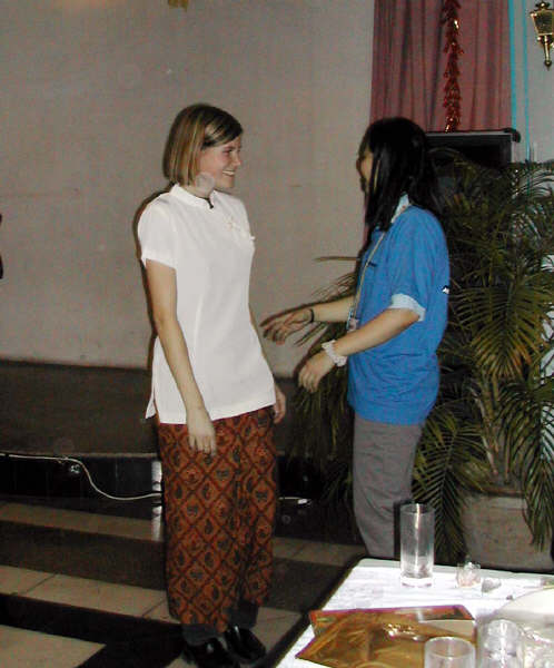 Linda a Li Ping na konferenci AIESEC (Kliknutďż˝m se obrďż˝zek zavďż˝e)
