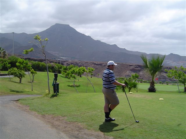 Kůň na golfu na Tenerife 4 (Kliknutďż˝m se obrďż˝zek zavďż˝e)