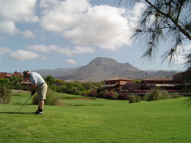 Kůň na golfu na Tenerife 2 (Kliknutďż˝m se obrďż˝zek zavďż˝e)