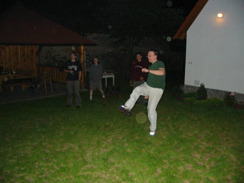 Pejda měl boty co svítily i v noci aby mohl hrát Nightball (Kliknutďż˝m se obrďż˝zek zavďż˝e)