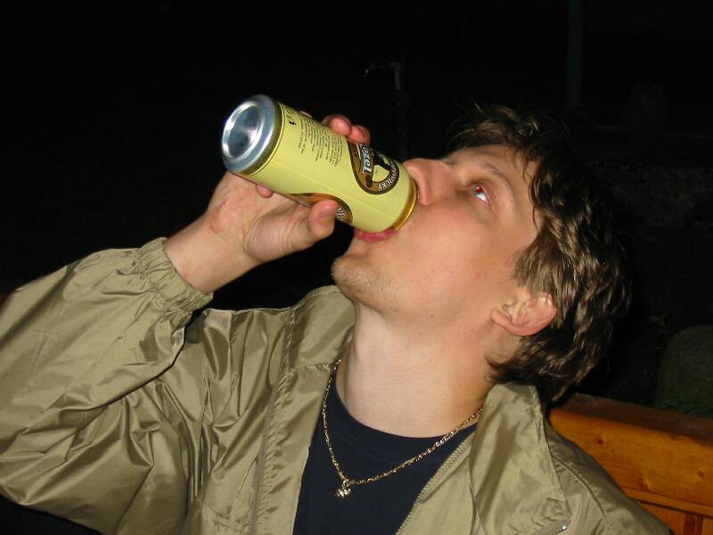 V tý plechovce přece určitě ještě něco zůstalo (Kliknutďż˝m se obrďż˝zek zavďż˝e)