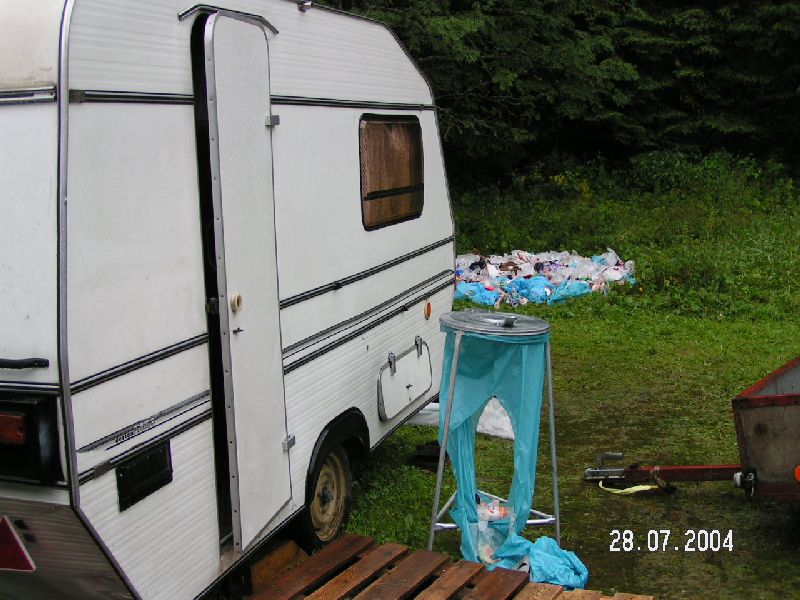 Karavan po útoku medvěda (Kliknutďż˝m se obrďż˝zek zavďż˝e)