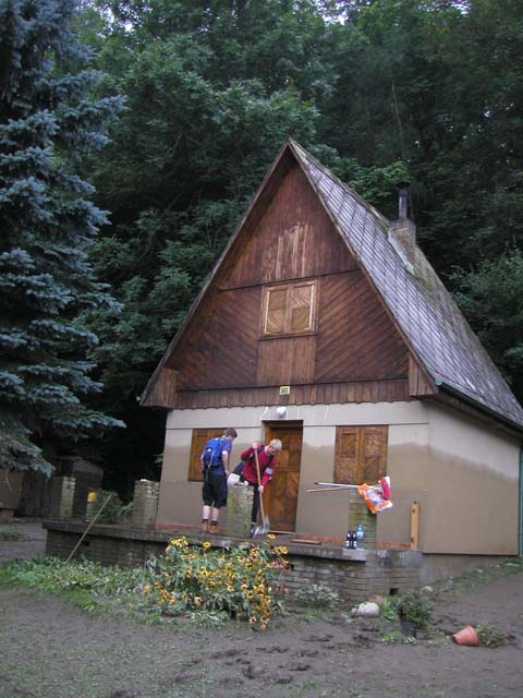 Pejdákovic chata po návštěvě Berounky (Kliknutďż˝m se obrďż˝zek zavďż˝e)